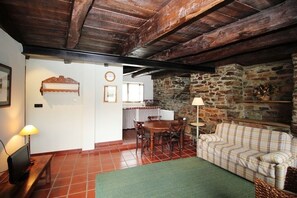 Familienapartment, 2 Schlafzimmer (El Antiguo Granero) | Wohnbereich | Flachbildfernseher