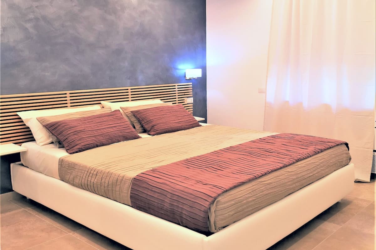 Classic Room | Egyptian cotton sheets, premium bedding, down duvets, memory-foam beds