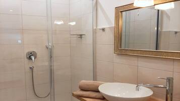 Classic-Zimmer | Badezimmer | Dusche, Regendusche, kostenlose Toilettenartikel, Haartrockner