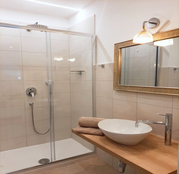 Classic Room | Bathroom | Shower, rainfall showerhead, free toiletries, hair dryer - La Piccola Perla Rooms (Sant'Agnello)