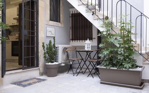 Outdoor dining - CORTILE DAVÌ - Ortigia Wifi Apartment (Siracusa)
