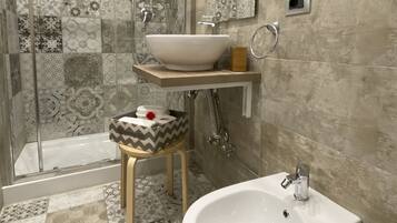 Douche, sĂšche-cheveux, bidet, serviettes fournies