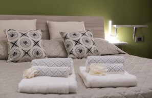 1 dormitorio, tabla de planchar con plancha, wifi y ropa de cama