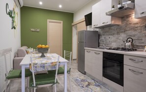 Fridge, microwave, oven, stovetop - CORTILE DAVÌ - Ortigia Wifi Apartment (Siracusa)