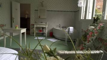 Superior suite | Badkamer | Een bad/douchecombinatie, gratis toiletartikelen, een haardroger