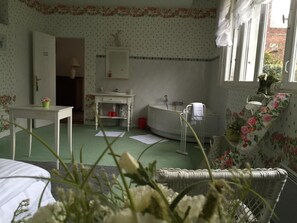 Suite superior | Baño | Tina con regadera, amenidades de baño gratuitas, secadora de cabello 