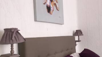 Tweepersoonskamer | Individueel gedecoreerd, individueel gemeubileerd, een bureau