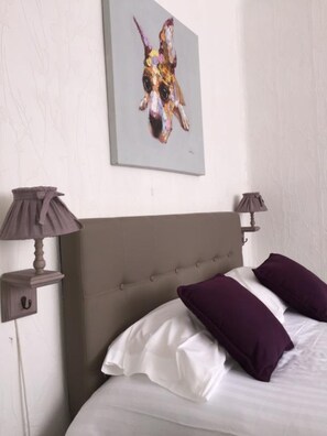 Habitación doble | Decoración personalizada, muebles diferentes y escritorio 