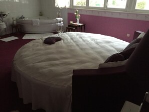Individually decorated, individually furnished, desk, soundproofing - Hotel Joly (Armentières)