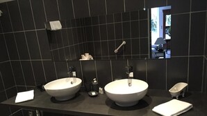 Standard Suite | Bathroom sink - Hotel Joly (Armentières)