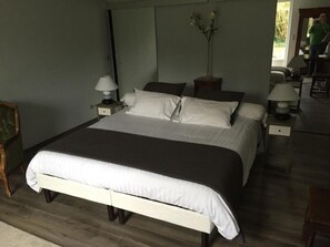 Individually decorated, individually furnished, desk, soundproofing - Hotel Joly (Armentières)