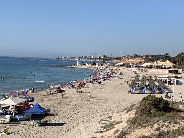 Accommodatie ligt op het strand, ligstoelen, strandlakens