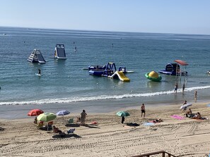 Plage, chaises longues, serviettes de plage