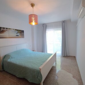 3 slaapkamers, een strijkplank/strijkijzer, gratis wifi, beddengoed