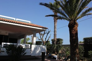 Vista frontal de la propiedad