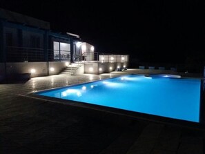 Fachada de la propiedad por la tarde o noche