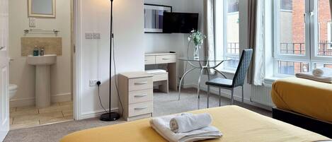 6 habitaciones, tabla de planchar con plancha, wifi y ropa de cama