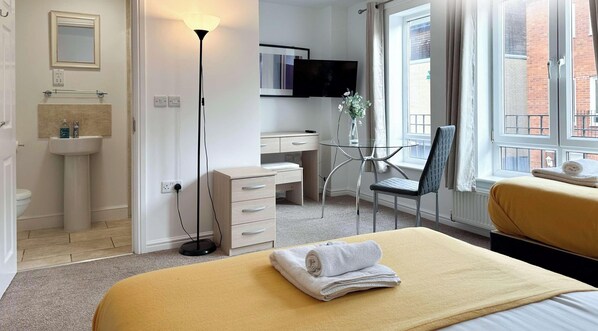 6 chambres, fer et planche à repasser, Wi-Fi, draps fournis