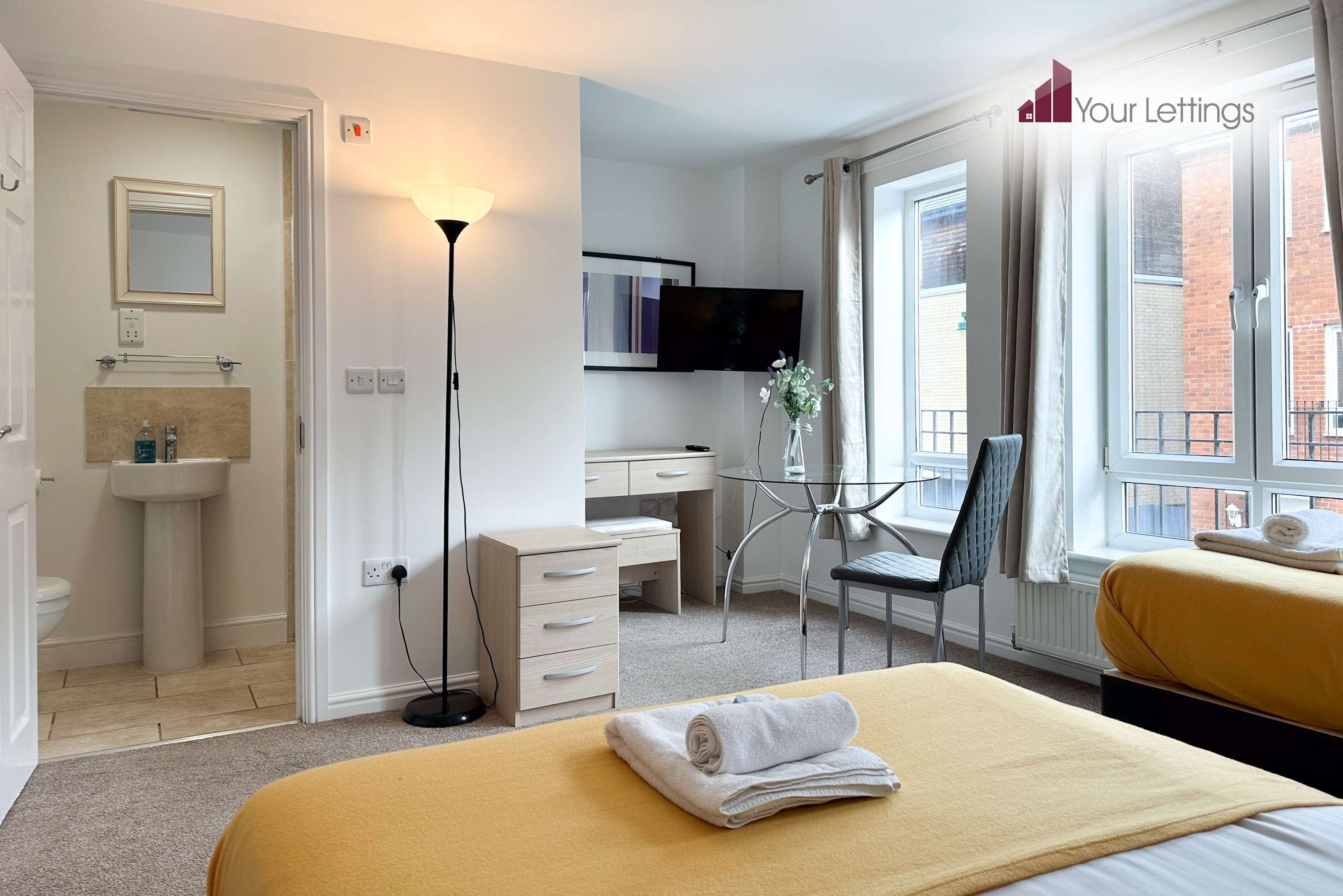 6 quartos, ferros/tábuas de passar roupa, Wi-Fi, roupa de cama