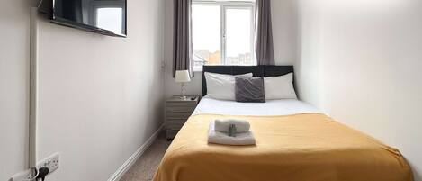 6 bedrooms, iron/ironing board, WiFi, bed sheets