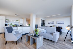 Fernseher, Kamin, Stereoanlage