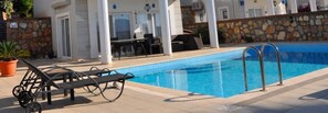 Outdoor pool, pool umbrellas, sun loungers - Villa 7380 (Fethiye)