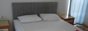 4 habitaciones, escritorio y ropa de cama