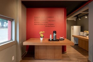 含每日吃到飽早餐