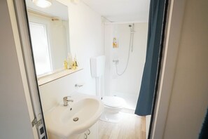 Standard Mobile Home | Bathroom | Shower, rainfall showerhead - Happy Camp in Camping Villaggio Thurium (Corigliano-Rossano)