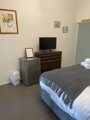 1 dormitorio, tabla de planchar con plancha, wifi gratis y ropa de cama
