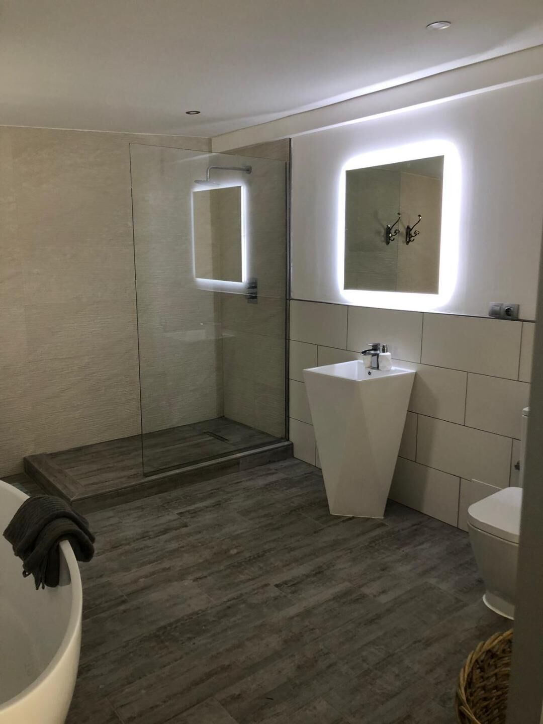 Secadora de cabello, toallas, jabón, papel de baño 