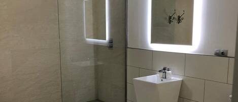 SĂšche-cheveux, serviettes fournies, savon, papier toilette