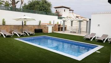 Una piscina al aire libre, una piscina climatizada