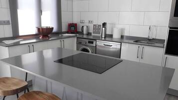 Een koelkast, een microgolfoven, een oven, een kookplaat