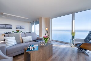 Fernseher, Kamin, Stereoanlage