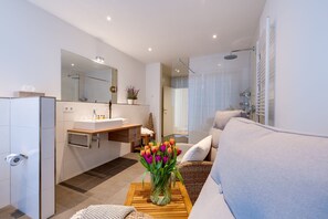 Shower, hair dryer - Upper Deck: Baltic Sea vacation apartment near the beach with sea view - even in the sauna! (Olpenitz)