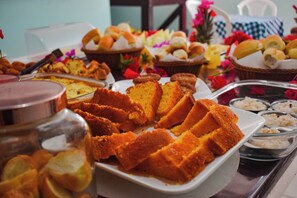 Free daily buffet breakfast