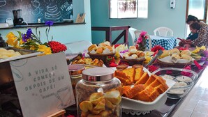 A buffet with various food items and a sign that reads "A vida so começa depois de um cafe". - Pousada Casa Nui by Concavus (Ipojuca)