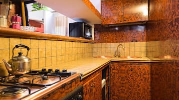 KĂŒhlschrank, Mikrowelle, Ofen, Herdplatte