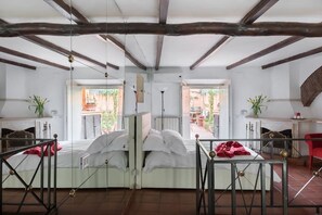 2 عدّة غرف نوم وخزنة داخل الغرفة ومكتب ومكواة/لوح كي