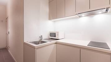 Een koelkast, een microgolfoven, een koffiezetapparaat/waterkoker