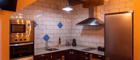 Frigorifero, microonde, forno, piano cottura