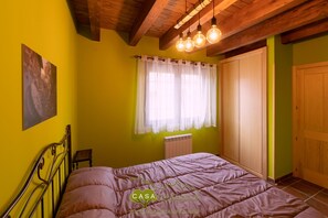 3 slaapkamers, een strijkplank/strijkijzer, gratis wifi, beddengoed