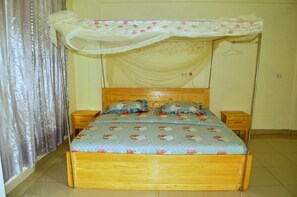 8 habitaciones, tabla de planchar con plancha, wifi y ropa de cama 