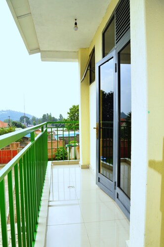 Fidos Guest House & Safaris