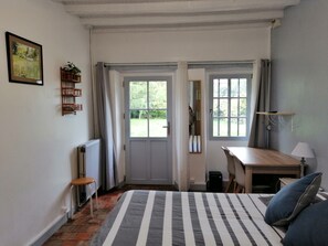 Habitación superior con 1 cama doble o 2 individuales, vistas al jardín (Longères) | Sistema de insonorización y tabla de planchar con plancha