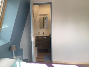 Double or Twin Room, Garden View (Ruches) | Bathroom - Chambres d'hotes La Petite Charnasserie (Angers)