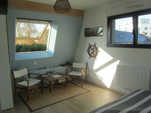 舒适双人房或双床房 (Bateau) | 起居区 | 平板电视