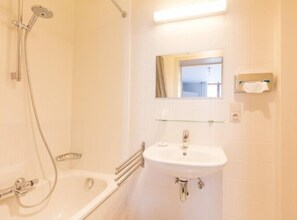 Combined shower/bathtub, hair dryer - Standard apartment in the historical heart of Bruges (Brugge)