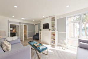 Deluxe Apartment (4 adults) | Living room | Flat-screen TV - Sweet Inn - St. James Court (Dublin)